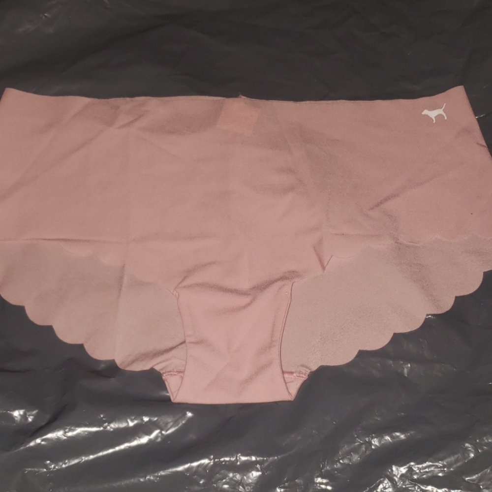 NEW! SCALLOP NO-SHOW HIPSTER